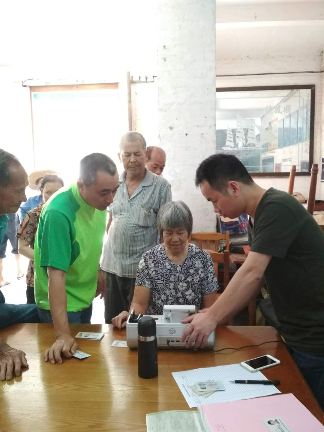 2018.6雅瑶所下乡到村委会开展城乡养老入村资格认证服务.jpg